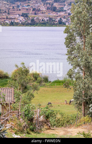 Giorno scena di paesaggio foto del lago San Pablo e montagna a sfondo nel distretto di Imbabura in Ecuador, Sud America Foto Stock