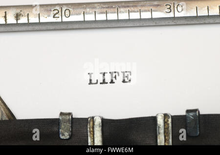 La vita di parola digitata su una vecchia macchina da scrivere Foto Stock