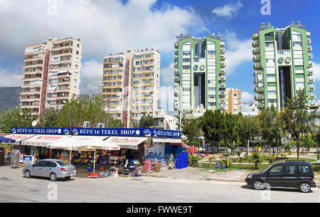 ANTALYA, TURCHIA - Aprile 4, 2012: edifici di appartamenti a Antalya, Turchia Foto Stock