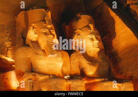 Colossali Statue di Ramesse II e il grande tempio di Abu Simbel Egitto Foto Stock