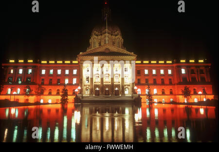 Alberta edificio legislatore e fontane di notte, Edmonton, Alberta, Canada Foto Stock