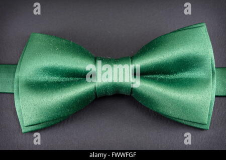 Green bow tie su sfondo scuro Foto Stock