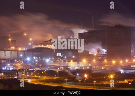 Tata Steel Works, Port Talbot, South Wales, Regno Unito. Scena notturna a Port Talbot acciaierie, South Wales UK. Foto Stock