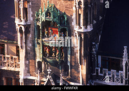 Il Glockenspiel sul nuovo municipio, Marienplatz Monaco di Baviera, Germania Foto Stock