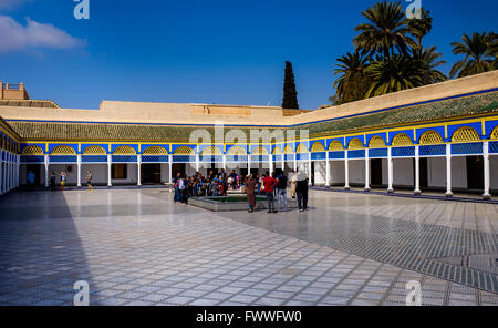 Un cortile nel Palazzo della Bahia a Marrakech, in Marocco, in Africa del Nord Foto Stock