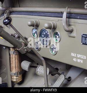 Dettaglio del cruscotto di una vecchia jeep militari della II Guerra Mondiale. Foto Stock