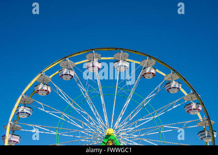 Antico Carnevale ruota panoramica Ferris con cielo pulito nella Coachella California Foto Stock