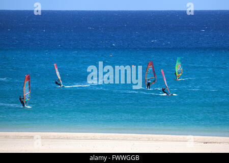 Windsurfers nelle acque turchesi off la Playa Risco del Paso spiaggia, Playa de Sotavento, Jandia, Fuerteventura Foto Stock