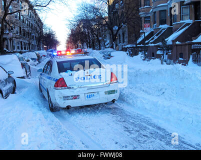 Incrociatore della polizia guida attraverso strade coperte di neve strade dopo una tempesta di neve a Brooklyn, New York. Foto Stock