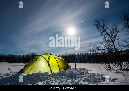 In tenda la notte artica di Finlandia Foto Stock