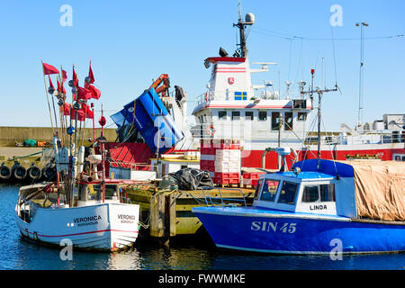 Simrishamn, Svezia - Aprile 1, 2016: barche ormeggiate nel Simrishamn porto di pescatori in una bella giornata di primavera. Foto Stock