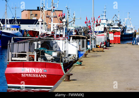 Simrishamn, Svezia - Aprile 1, 2016: barche ormeggiate nel Simrishamn porto di pescatori in una bella giornata di primavera. Foto Stock