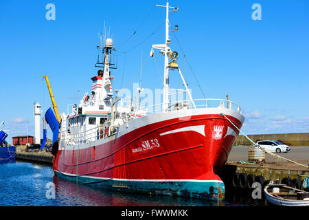 Simrishamn, Svezia - Aprile 1, 2016: una di colore rosso e bianco la pesca a strascico barca visto dalla poppa, ormeggiata in porto uno fine primavera Foto Stock