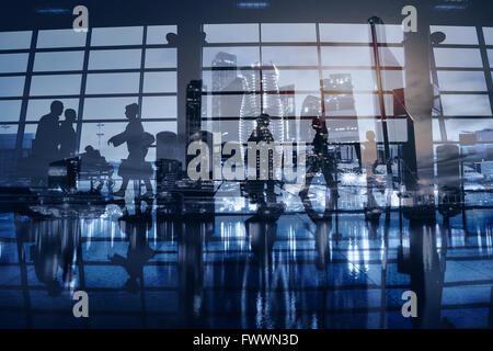 La gente di affari a piedi nella città moderna, abstract blue background urbano, pendolari, bella doppia esposizione Foto Stock