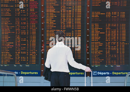 La gente in aeroporto, business travel, passeggero guardando il calendario della scheda dello schermo Foto Stock