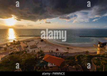 Tramonto sulla spiaggia mediterranea in Israele Foto Stock