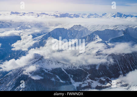 Alpi, vista panoramica delle montagne invernali con le nuvole sopra visto da Punta Helbronner Foto Stock