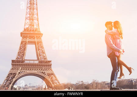 Amore nella città più romantica - Parigi, coppia giovane presso la Torre Eiffel e il Vanilla sky Foto Stock