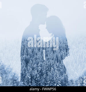 Amore in inverno, silhouette di un giovane su sfondo di foresta, doppia esposizione Foto Stock