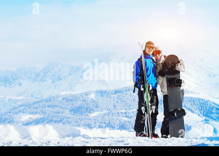 Sport invernali, felice famiglia giovane a vacanze sci Foto Stock