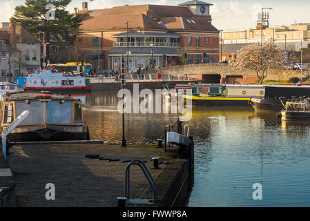 Canal Stratford Upon Avon, vista del Bancroft Basin e Canal nel centro di Stratford Upon Avon, Inghilterra. Foto Stock