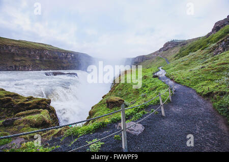 Il sentiero vicino alla cascata di Gullfoss in Islanda, bellissima natura Foto Stock
