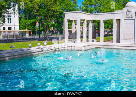 BRIGHTON, Inghilterra - 4 Maggio 2011: Brighton War Memorial a Brighton in East Sussex dell'Inghilterra. Esso è collocato nella Old Steine giardini. Esso include una piscina con fontana. Foto Stock