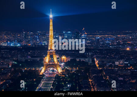 Bella scena notturna illuminata della Torre Eiffel e panoramica vista aerea di Parigi, Francia Foto Stock