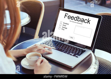 Concetto di feedback, Scrivi recensione online, giudizio su internet Foto Stock