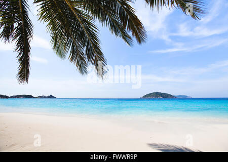 Paradise beach sfondo con copyspace, acqua turchese sabbia bianca e blu cielo Foto Stock