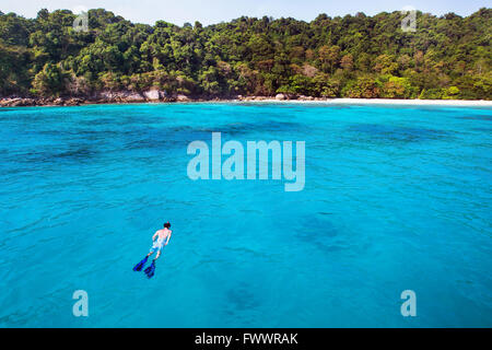 Sfondo di snorkeling, nuoto con maschera e snorkel su Paradise Beach Foto Stock