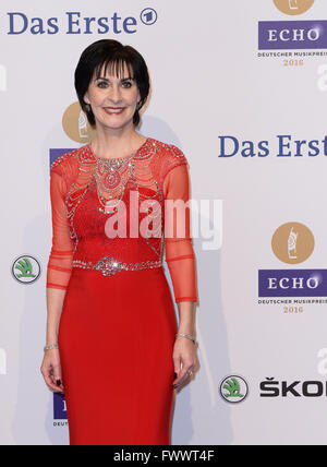 Berlino, Germania. 07 apr, 2016. Il cantante irlandese Enya arriva al venticinquesimo Echo musica cerimonia di premiazione a Berlino, Germania, 07 aprile 2016. I premi sono stati presentati in 31 categorie. Foto: BRITTA PEDERSEN/dpa/Alamy Live News Foto Stock