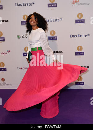 Berlino, Germania. 07 apr, 2016. Il cantante Y'Akoto arriva al venticinquesimo Echo musica cerimonia di premiazione a Berlino, Germania, 07 aprile 2016. I premi sono stati presentati in 31 categorie. Foto: BRITTA PEDERSEN/dpa/Alamy Live News Foto Stock