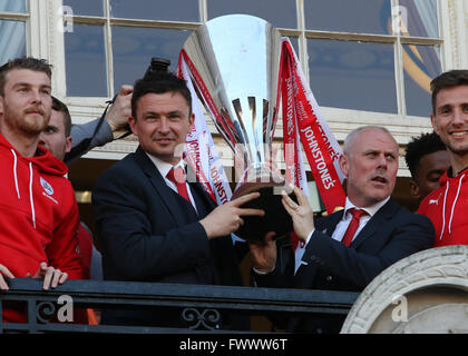 Barnsley, Regno Unito. 07 apr, 2016. Barnsley FC Johnstones Paint Trophy vincitori celebrazioni e la parata. Barnsley FC caretaker manager Paul Heckingbottom solleva il trofeo Credito: Azione Sport Plus/Alamy Live News Foto Stock