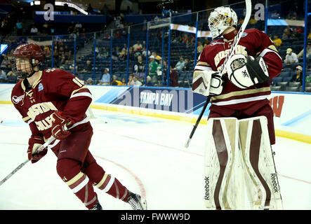 Tampa, Florida, Stati Uniti d'America. 7 apr, 2016. DIRK SHADD | Orari .Boston College Eagles goalie Ian Milosz (29) sul ghiaccio con il suo team nel corso del pregame warm up per la congelati quattro semifinali a Amalie Arena il giovedì (04/07/16) © Dirk Shadd/Tampa Bay volte/ZUMA filo/Alamy Live News Foto Stock