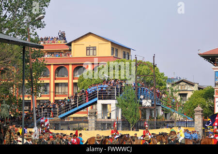 Kathmandu, Nepal. 07 apr, 2016. Popolo nepalese guardando Ghode Jatra o 'festival di cavalli" celebrata all'esercito Pavilion, Tudikhel, Kathmandu, Nepal il 7 aprile, 2016. © Narayan Maharjan/Pacific Press/Alamy Live News Foto Stock