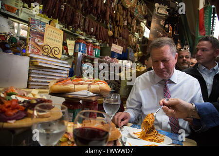 Bronx, Stati Uniti. 07 apr, 2016. John Kasich godendo il cibo a Mike's Deli a incontrare e salutare sulla Arthur Avenue. © Louise Wateridge/Pacific Press/Alamy Live News Foto Stock