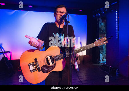 Torino, Italia. 7 Aprile, 2016. Joey Cape punk rock cantante esegue presso lo spazio 211 su 7 aprile 2016 a Torino, Italia Credito: Stefano Guidi/Alamy Live News Foto Stock