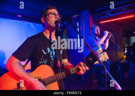 Torino, Italia. 7 Aprile, 2016. Joey Cape punk rock cantante esegue presso lo spazio 211 su 7 aprile 2016 a Torino, Italia Credito: Stefano Guidi/Alamy Live News Foto Stock