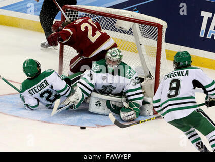 Tampa, Florida, Stati Uniti d'America. 7 apr, 2016. DOUGLAS R. CLIFFORD.North Dakota Fighting Hawks goalie Johnson a camma (33) e North Dakota Fighting Hawks defenceman Troy Stecher (2) lavorano insieme per fare una sosta a Denver pionieri in avanti Evan Janssen (26) che è finito in rete durante il secondo periodo di giovedì il gioco tra il North Dakota e combattere i falchi e i pionieri di Denver durante la seconda congelati quattro semifinale partita a Amalie Arena a Tampa. © Douglas R. Clifford/Tampa Bay volte/ZUMA filo/Alamy Live News Foto Stock