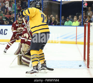 Tampa, Florida, Stati Uniti d'America. 7 apr, 2016. DIRK SHADD | Orari .Boston College Eagles goalie Thatcher Demko (30) prende il beat come Quinnipiac Bobcats cliente il primo obiettivo del gioco durante la congelati quattro semifinali a Amalie Arena il giovedì (04/07/16) © Dirk Shadd/Tampa Bay volte/ZUMA filo/Alamy Live News Foto Stock