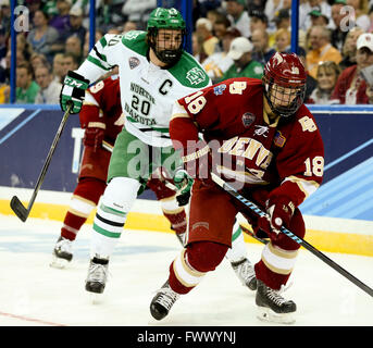 Tampa, Florida, Stati Uniti d'America. 7 apr, 2016. DIRK SHADD | Orari .Denver pionieri in avanti Emil Romig (18) stick maniglie con il puck contro North Dakota Fighting Hawks defenceman Gage Ausmus (20) durante il primo periodo di azione di gioco due congelati quattro semifinali a Amalie Arena il giovedì (04/07/16) © Dirk Shadd/Tampa Bay volte/ZUMA filo/Alamy Live News Foto Stock