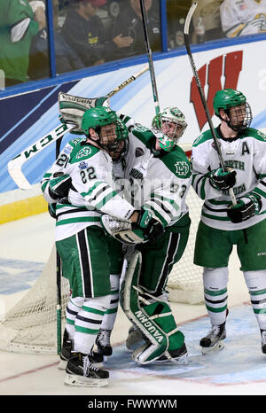 Tampa, Florida, Stati Uniti d'America. 7 apr, 2016. DOUGLAS R. CLIFFORD.North Dakota Fighting Hawks goalie Johnson a camma (33), a sinistra in North Dakota combattimenti in avanti falchi Rhett Gardner (22) e North Dakota Fighting Hawks defenceman Paolo LaDue (6) celebrare una vittoria contro il Denver pionieri durante il terzo periodo del congelati quattro semifinale partita a Amalie Arena a Tampa. © Douglas R. Clifford/Tampa Bay volte/ZUMA filo/Alamy Live News Foto Stock