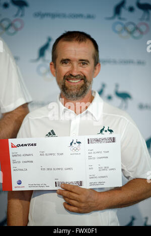 Sydney, Australia. 08 apr, 2016. David Chapman mostra la sua carta d'imbarco per Rio seguendo il Rio 2016 Australian Olympic Team di tiro bando di selezione a Sydney. © Hugh Peterswald/Pacific Press/Alamy Live News Foto Stock