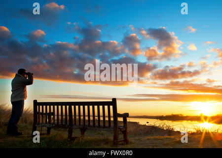 Marshside RSPB riserva, Southport, Merseyside, Regno Unito. 8 Aprile, 2016. Un tramonto mozzafiato si pone al di sopra del nord-ovest dell'Inghilterra, appena in tempo per 'Ladies Day' presso il Grand National si incontrano a Eglinton, Liverpool. Credito: Cernan Elias/Alamy Live News Foto Stock