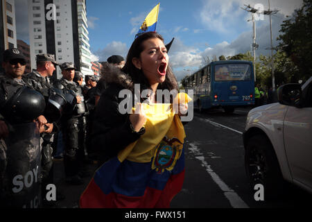 Quito, Ecuador. 7 apr, 2016. Una donna grida slogan durante una dimostrazione contro la consegna di un urgente economica distinta dal Presidente ecuadoriano Rafael Correa per l Assemblea Nazionale a Quito, capitale dell'Ecuador, in data 7 aprile 2016. La legge organica per l'equilibrio delle finanze pubbliche è stato inviato la settimana scorsa per il gruppo per l' applicazione della procedura d' urgenza in 30 giorni. Il disegno di legge propone la creazione di nuove imposte per le sigarette e le bevande, tra le altre misure finanziarie. Credito: Santiago Armas/Xinhua/Alamy Live News Foto Stock