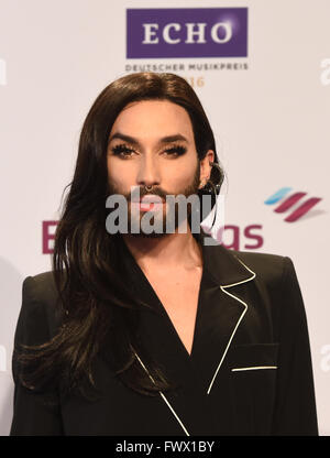 Berlino, Germania. 07 apr, 2016. Travestie artista Conchita Wurst arriva per il Venticinquesimo premio mostrano per il tedesco Premio della Musica 'Echo 2016" di Berlino, Germania, 7 aprile 2016. L'eco è stato aggiudicato in 31 categorie. Foto: Jens Kalaene/dpa Foto Stock