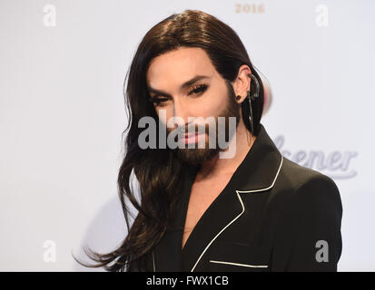 Berlino, Germania. 07 apr, 2016. Travestie artista Conchita Wurst arriva per il Venticinquesimo premio mostrano per il tedesco Premio della Musica 'Echo 2016" di Berlino, Germania, 7 aprile 2016. L'eco è stato aggiudicato in 31 categorie. Foto: Jens Kalaene/dpa Foto Stock