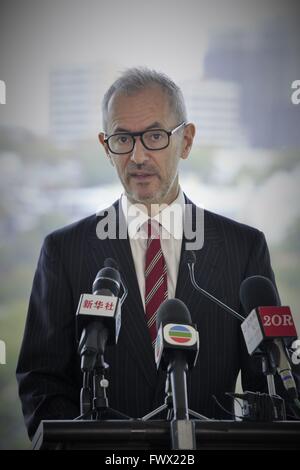 Sydney, Australia. 8 apr, 2016. Il dott. Michael Brand, direttore della Galleria d'Arte del Nuovo Galles del Sud offre un discorso durante la cerimonia di apertura del "Tesori dalla Dinastia Tang" presso la Galleria d'Arte del Nuovo Galles del Sud in Syndney, Australia, 8 aprile 2016. © Zhu Hongye/Xinhua/Alamy Live News Foto Stock