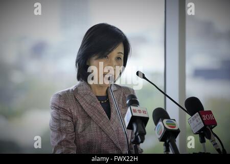 Sydney, Australia. 8 apr, 2016. Cao Yin, curatore di arte cinese della Galleria d'Arte del Nuovo Galles del Sud offre un discorso durante la cerimonia di apertura del "Tesori dalla Dinastia Tang" presso la Galleria d'Arte del Nuovo Galles del Sud in Syndney, Australia, 8 aprile 2016. © Zhu Hongye/Xinhua/Alamy Live News Foto Stock